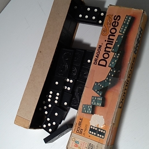 Vintage 1970 MB Dragon domino set 28 pieces - Picture 2 of 2